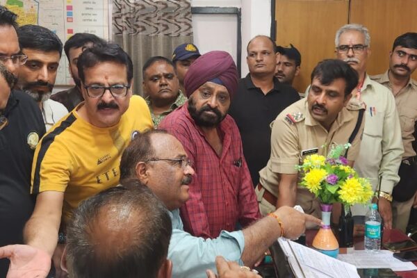अफसर की रौबदारी:पिस्टल फंसाए अतिक्रमण अधिकारी पहुंचा न्यू मार्केट