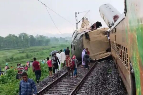 बड़ा रेल हादसा, कंचनजंगा एक्सप्रेस और मालगाड़ी में टक्कर