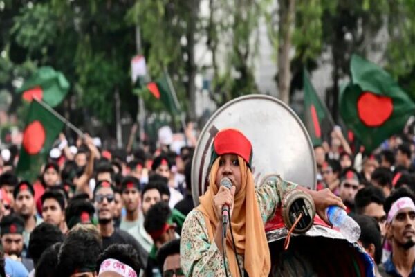 बांग्लादेश में आरक्षण खत्म करने को लेकर पुलिस-छात्रों में झड़प, 6 की मौत, सैकड़ों घायल