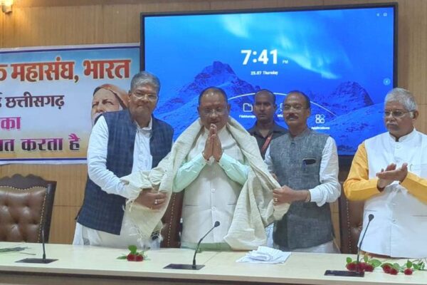 रजक समाज को अनुसूचित जाति वर्ग की सूची में शामिल करने की मांग मुख्यमंत्री को सौंपा ज्ञापन