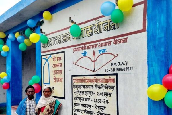 पहाड़ी कोरवा बिखनी बाई ने पूरे परिवार के साथ विधिवत पूजन कर खुशी-खुशी किया अपने पीएम आवास में गृहप्रवेश