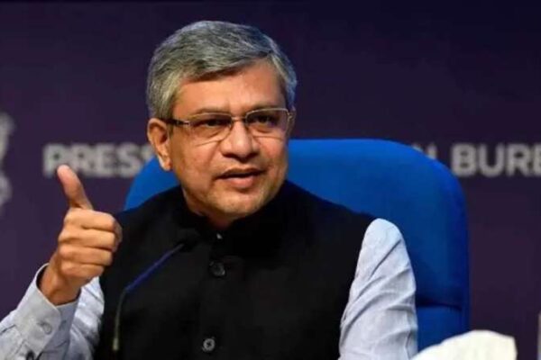 UPS : सरकारी कर्मचारियों को मोदी सरकार का बड़ा तोहफा, आखिरी सैलरी का 50% पेंशन के रूप में मिलेगा
