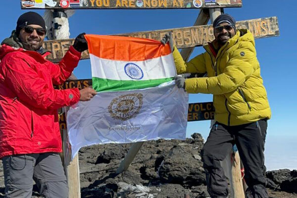 मध्यप्रदेश टूरिज्म बोर्ड के संयुक्त संचालक वडेरिया ने माउंट किलिमंजारो पर लहराया तिरंगा