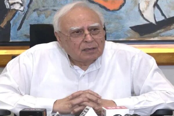एससीबीए के अध्यक्ष कपिल सिब्बल के खिलाफ आ सकता है अविश्वास प्रस्ताव