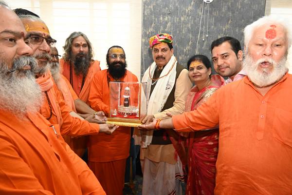 मुख्यमंत्री डॉ. यादव का महाकाल मन्दिर के महानिर्वाणी अखाड़े के संत समाज ने स्वागत कर किया अभिनन्दन