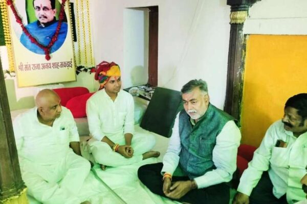 मंत्री पटेल ने खुदिया पहुंचकर स्व. अजय शाह के परिजन को शोक संवेदना व्यक्त कीं