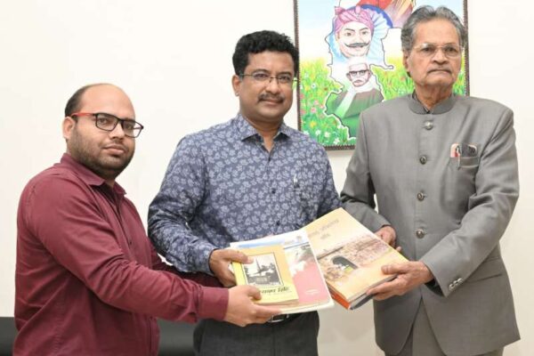 इतिहासकार रमेन्द्रनाथ मिश्र ने प्रमुख सचिव सोनमणि बोरा को भेंट की दुर्लभ किताबें