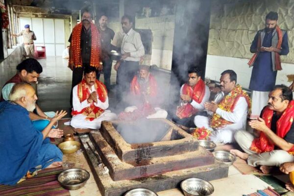 उप मुख्यमंत्री शुक्ल ने माँ शारदा देवी के दर्शन किए