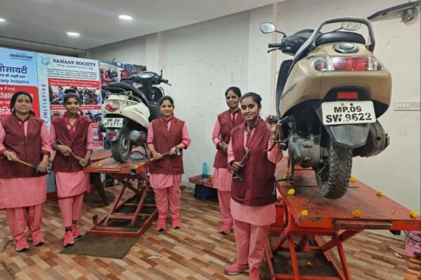 महिला सशक्तिकरण की मिसाल बन रहा इन्दौर का महिला मैकेनिक गैरेज