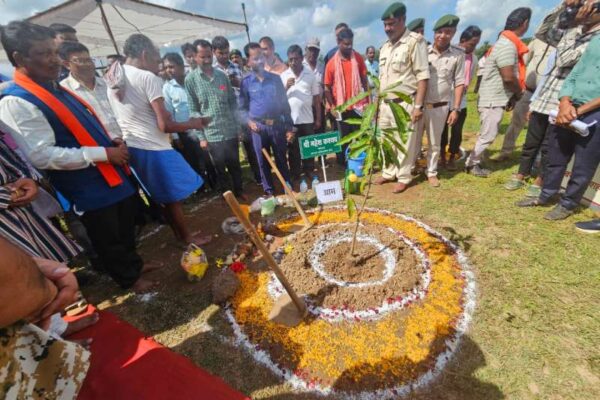 एक पेड़ बस्तर के देवी-देवताओं के नाम थीम के तहत वृक्षारोपण अभियान का किया गया आयोजन