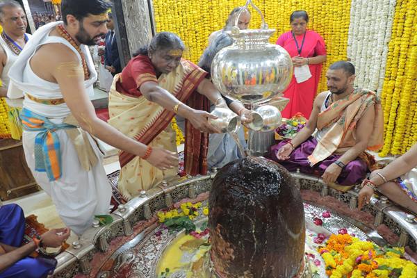राष्ट्रपति द्रौपदी मुर्मु ने महाकाल मंदिर में दर्शन कर पूजन अर्चन किया