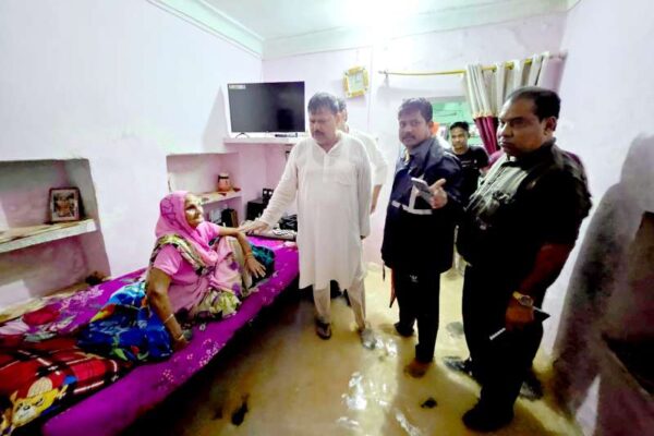 अतिवर्षा से प्रभावित ग्वालियर की बस्तियों में मदद करने पहुँचे ऊर्जा मंत्री तोमर