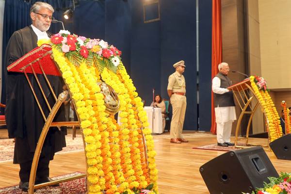 राज्यपाल पटेल ने मुख्य न्यायाधिपति को शपथ दिलाई