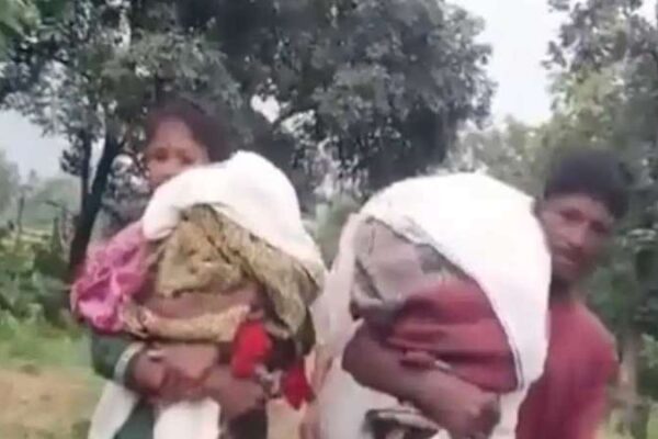 विकसित भारत’ जैसे सपनों का सच से सामना: मासूमों के शवों को ले जाने नहीं मिली एम्बुलेंस, कंधों पर लादकर 15 किमी तक पैदल चले माता-पिता