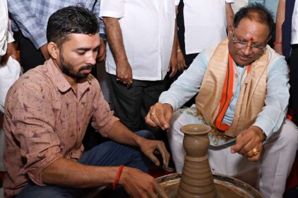 मुख्यमंत्री विष्णु देव साय ने चाक पर दिखाई कलाकारी, बनाई मिट्टी की कटोरी