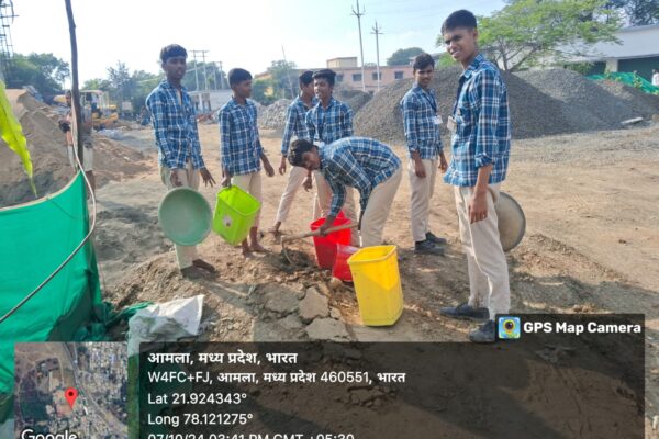सीएम राइज स्कूल में शिक्षक,  बच्चों से करा रहे काम