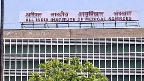 एम्स के बाहर किराये पर मिलते परिजन, आपकी जगह लगते हैं लाइन में; रोजाना आते हैं 10 हजार मरीज