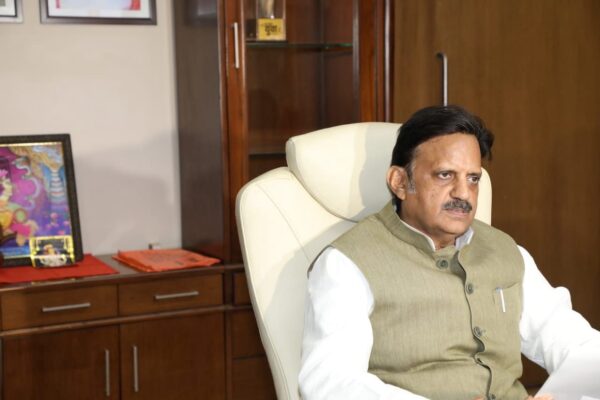 नाराज डिप्टी सीएम बोले हाथ जोड़कर नौकरी मांगते हो फिर दादागीरी करते हो, इन सबको निकलवाना है नए भर्ती करेंगे