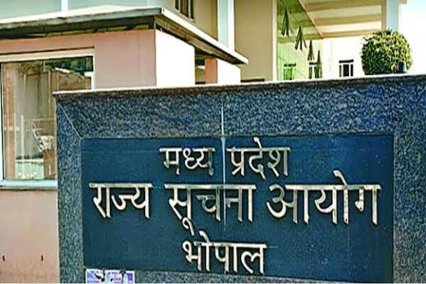 मोटे वेतन-भत्तों के साथ सूचना आयुक्तों को अब मुफ्त बिजली भी चाहिए, सरकार ने किया इंकार