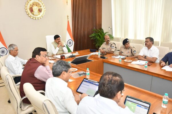 खाद संकट वाले जिला कलेक्टरों को सीएम ने चेताया, बोले नहीं कर पा रहे सही वितरण तो बताए दूसरी व्यवस्था कर देंगे